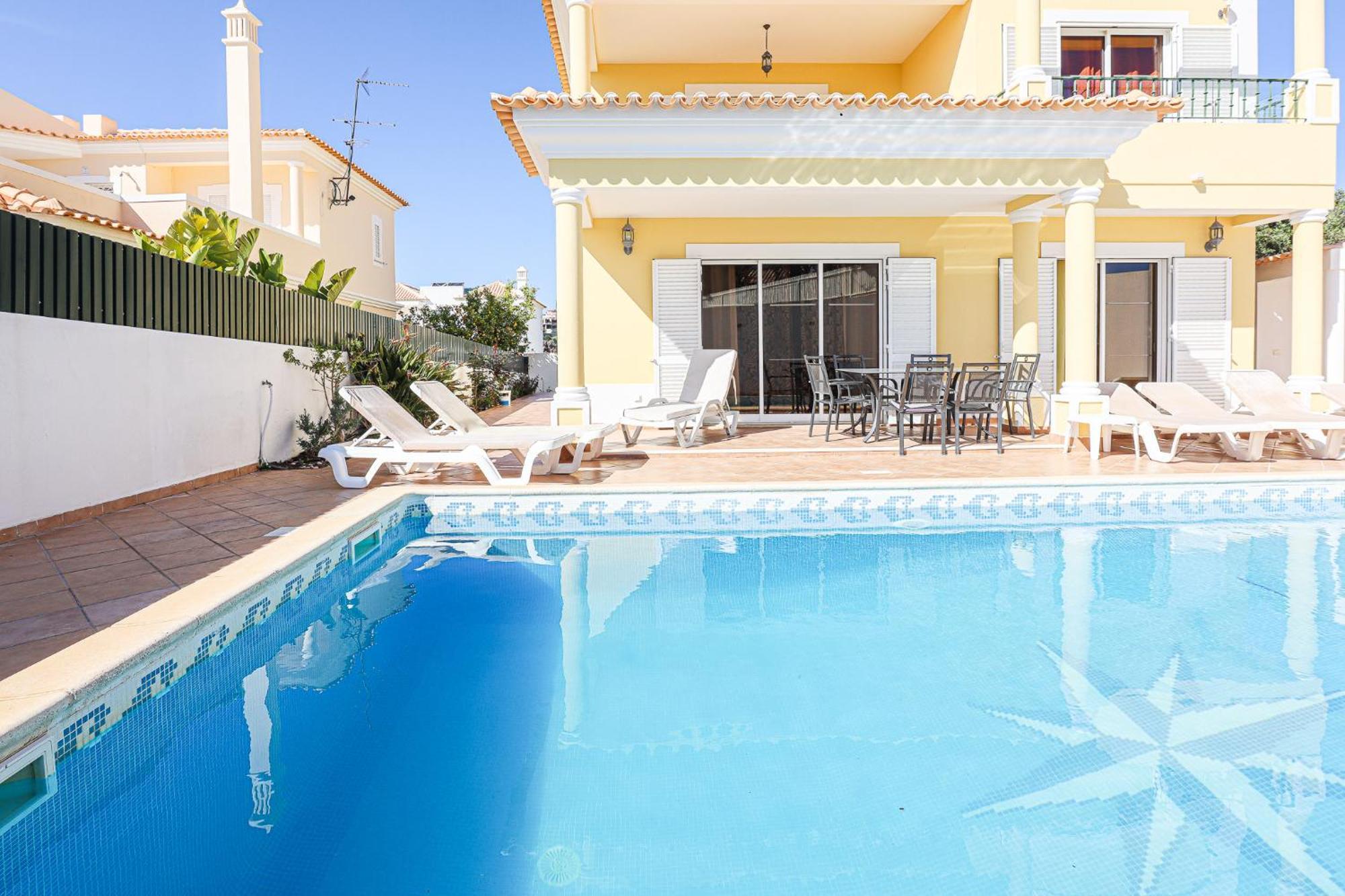 Tio Pedro - Swimming Pool - For Families- By Bedzy Villa